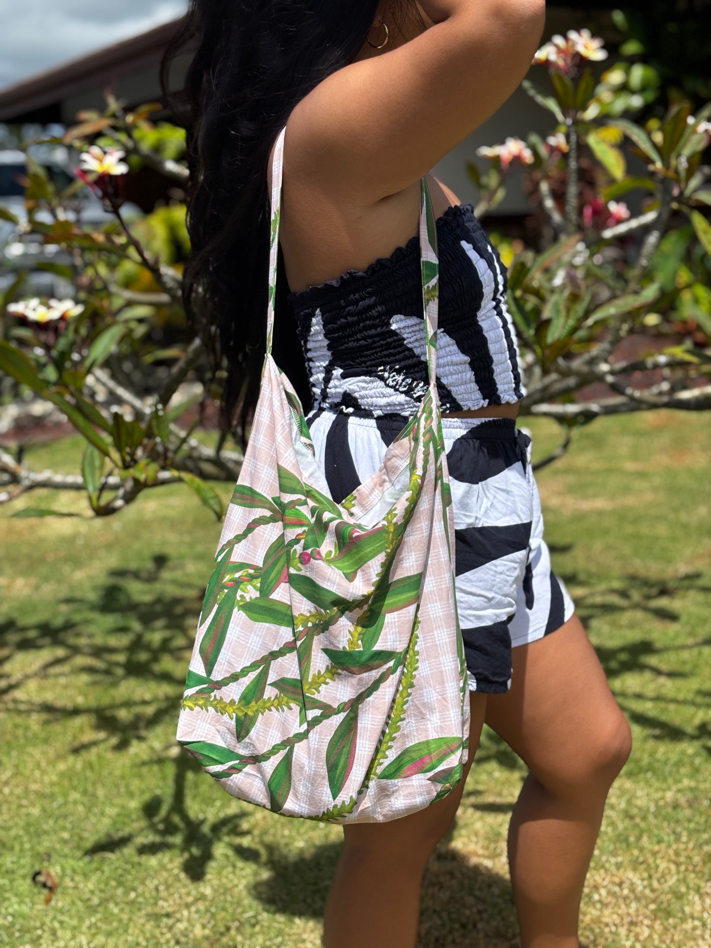 Ti Leaf Lei with Pakalana and Lokelani Fold and Tuck Reusable Bag